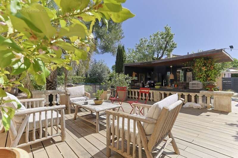 Magnifique PROPRIETE : Maison De Maître Et  Deux Dépendances (  17 Pièces / 400 M² )  Située à VERARGUES (34) DEDIEE A UN PROJET - photo 6