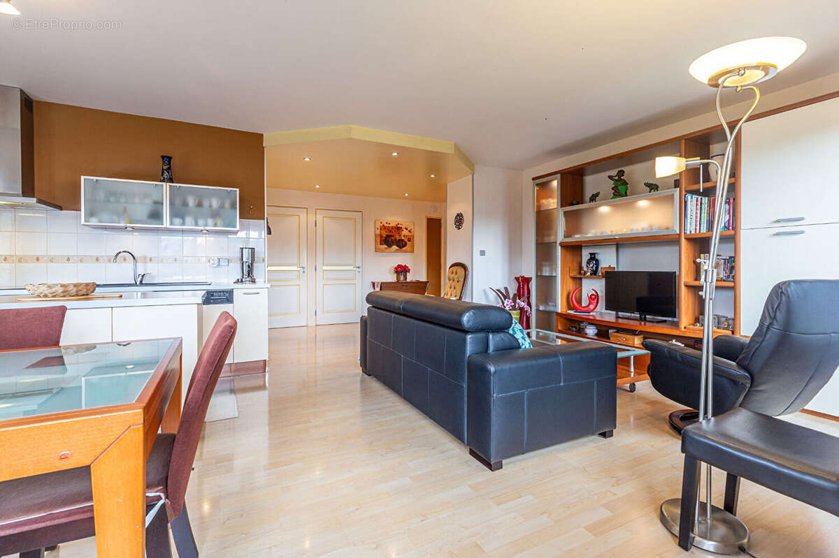 Agence immobiliere laforet - "tournesol" - annecy - appartement t3 traversant de 73.59m² - balcons - cave - garage en option - photo 4