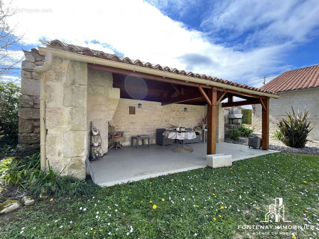 Maison 240 m² à Fontenay-Le-Comte  - photo 3