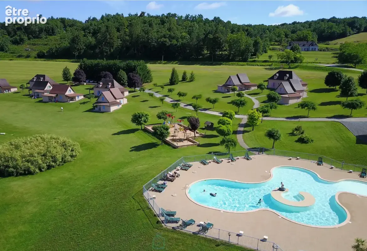 Somptueux domaine de 27 hectares dédié à l'événementiel, offrant un bâti immobilier d'environ 1800m² avec piscines et 5 étangs a - photo 2
