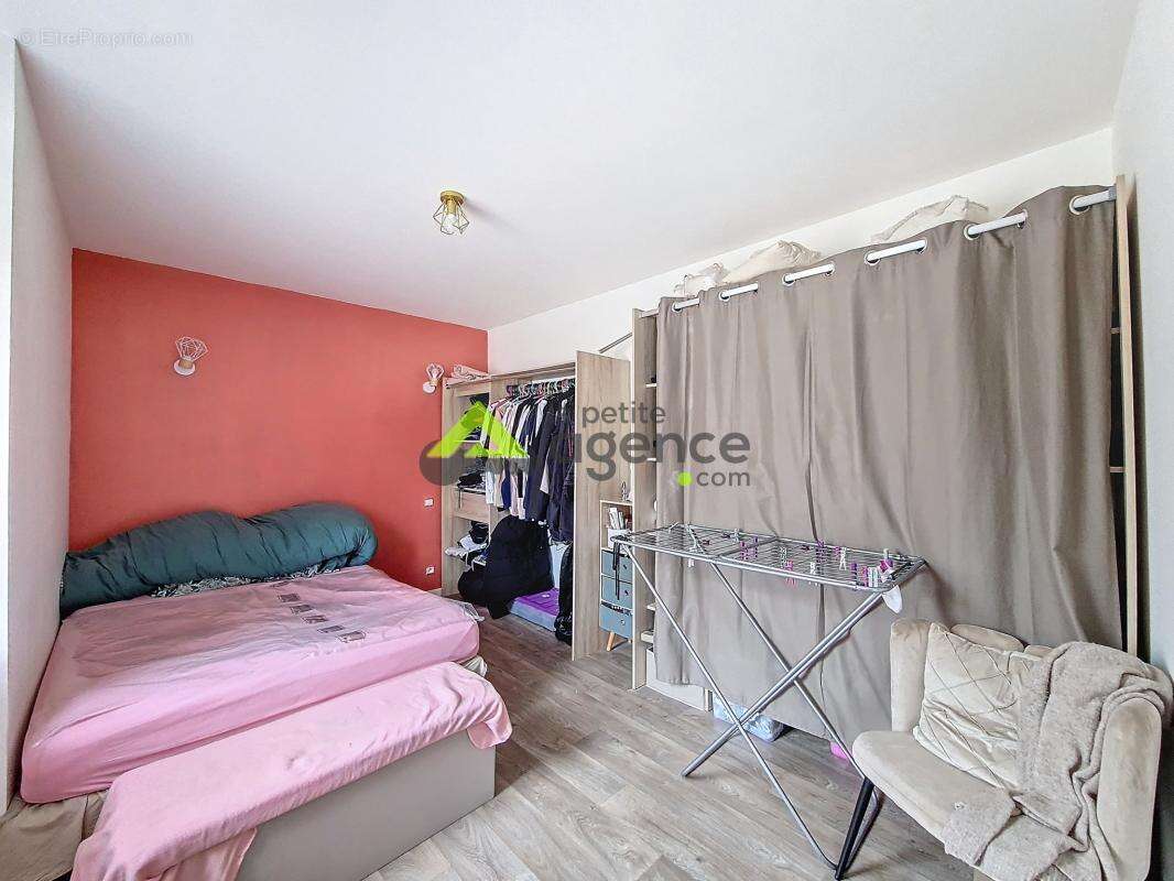 Maison à LA CHAPELLE-TAILLEFERT