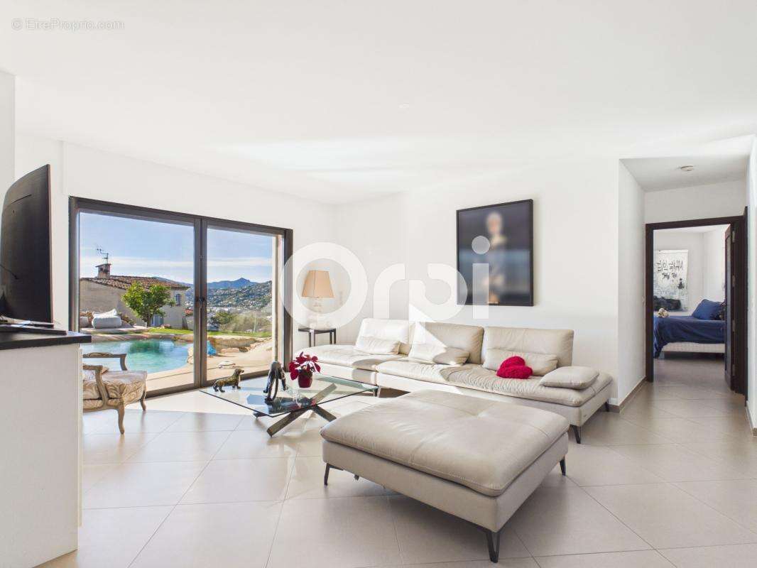 Maison à LA ROQUETTE-SUR-SIAGNE