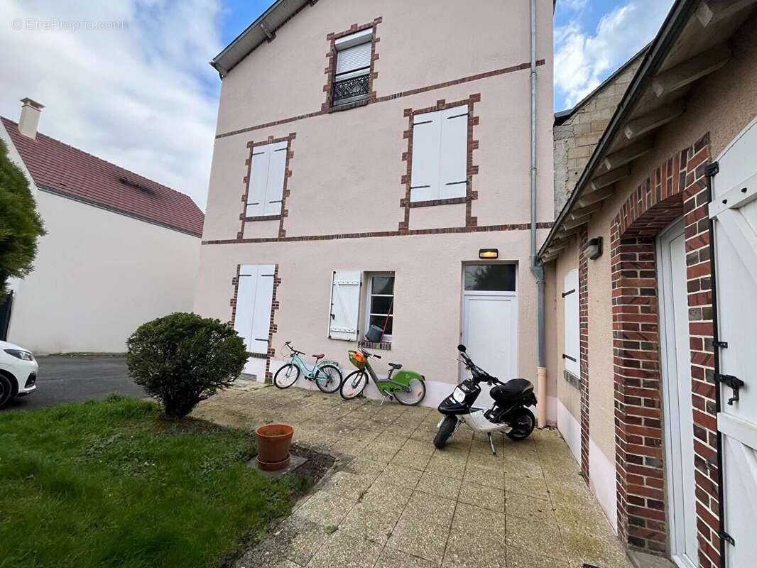 Appartement à MONDONVILLE-SAINT-JEAN