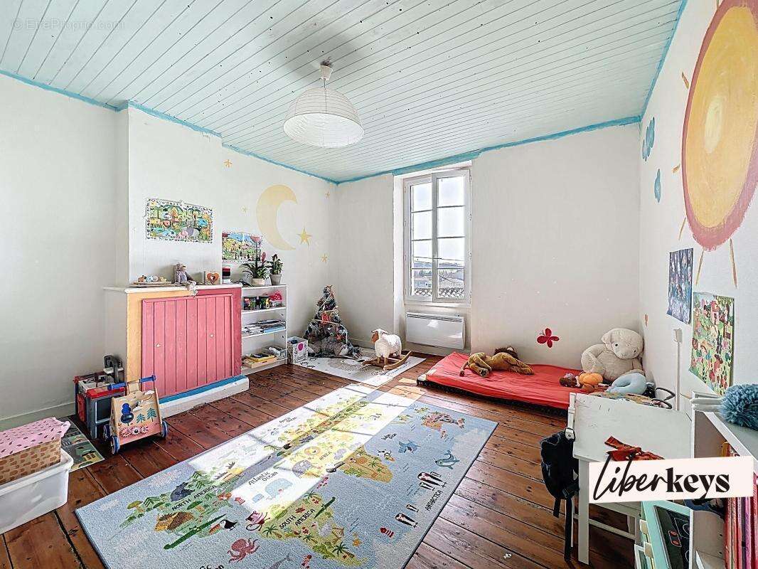 Maison à MONTMOREAU-SAINT-CYBARD