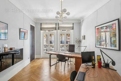 Commerce à PARIS-8E