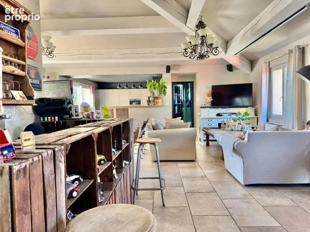 Ensemble immobilier de caractère à Malaucène : grande habitation de charme, hangar et dépendances professionnelles - photo 6