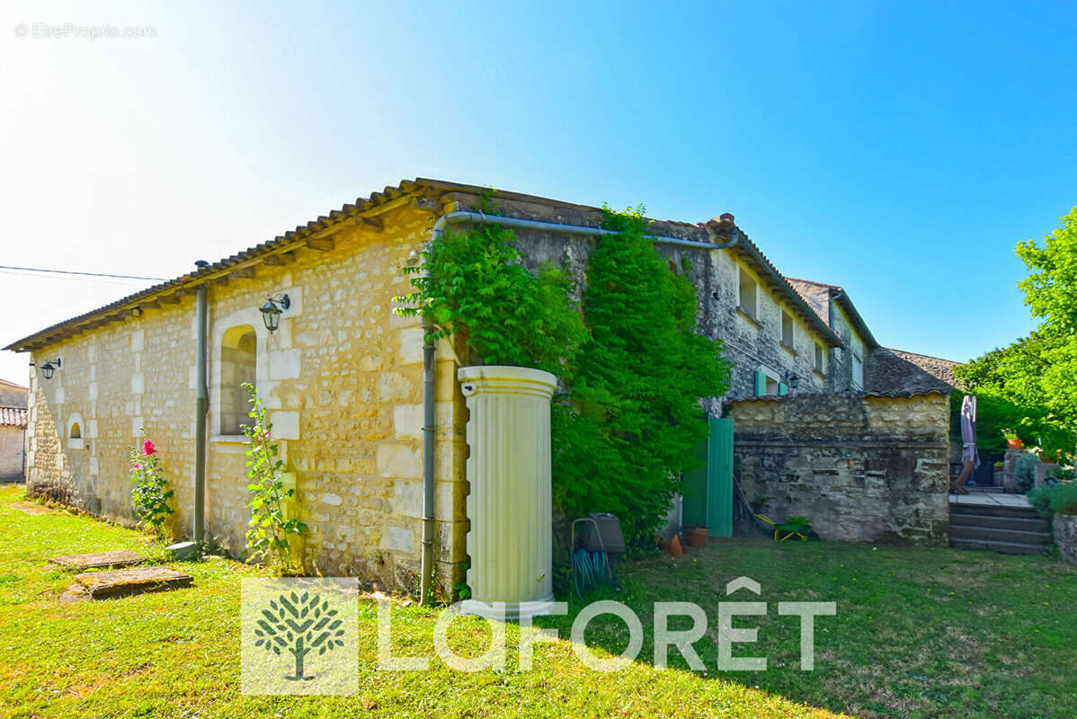 Maison à SAINT-GENIS-DE-SAINTONGE