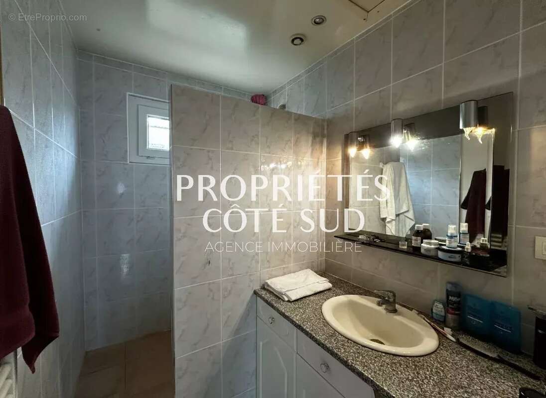 Maison à LAUDUN-L'ARDOISE