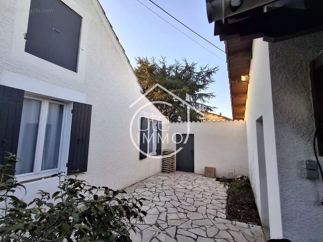 Maison à COURS-DE-PILE