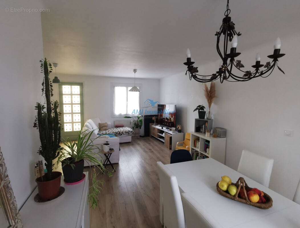 Maison à SAINT-HILAIRE-DE-CHALEONS