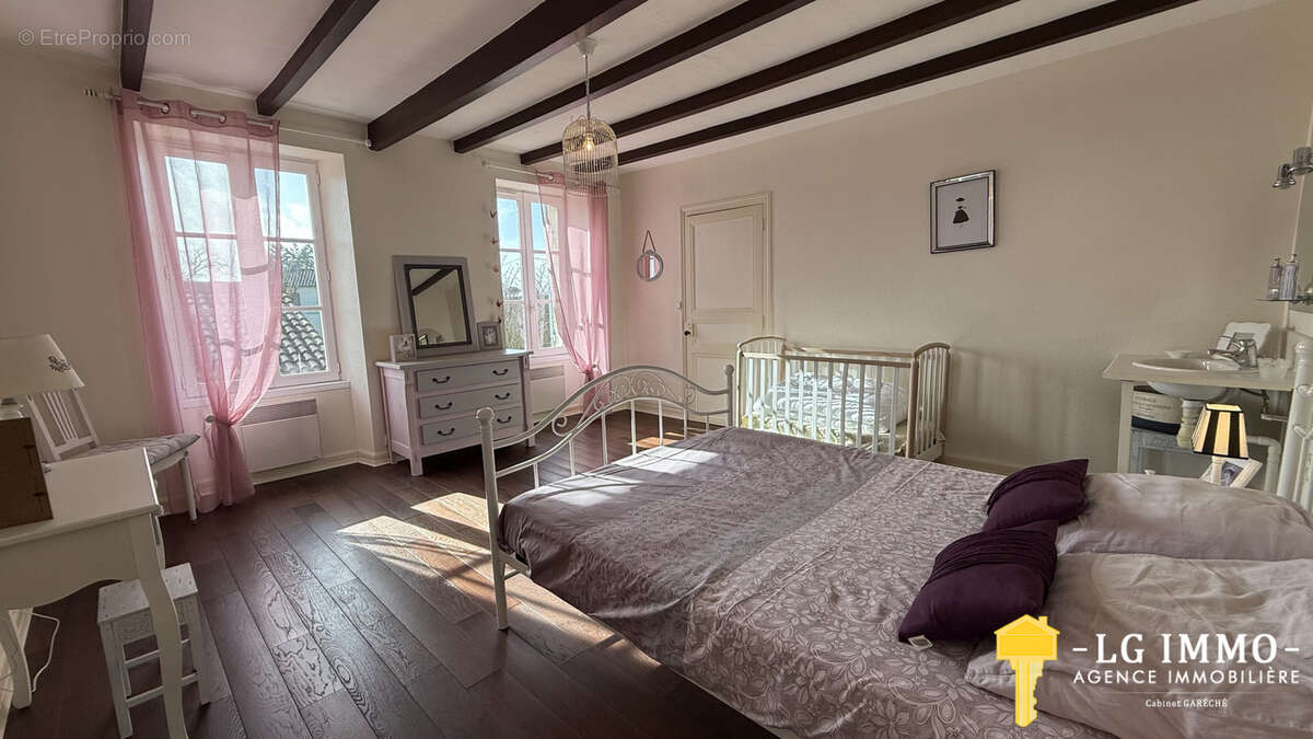 Maison à BRIE-SOUS-MORTAGNE