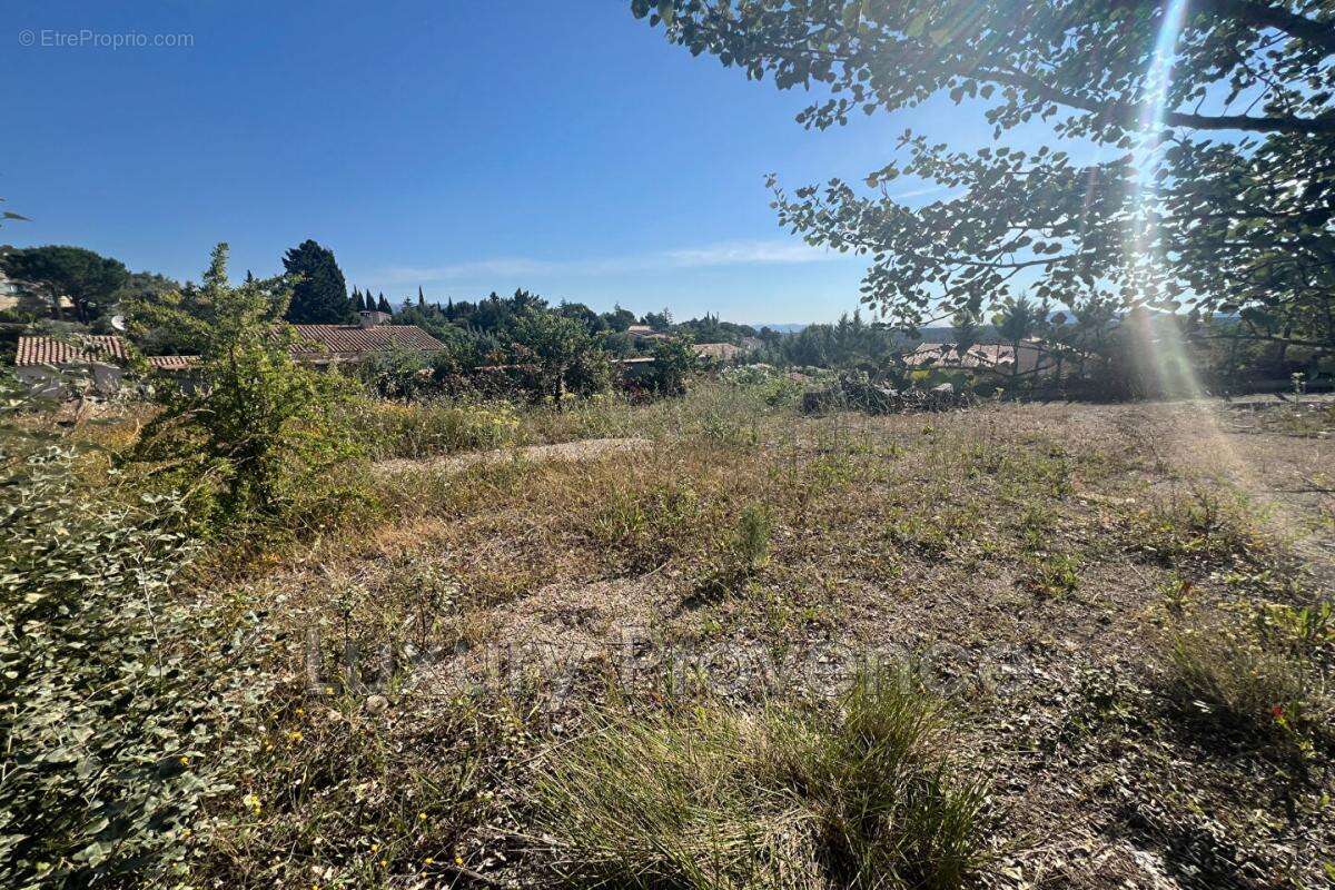 Terrain à GREASQUE
