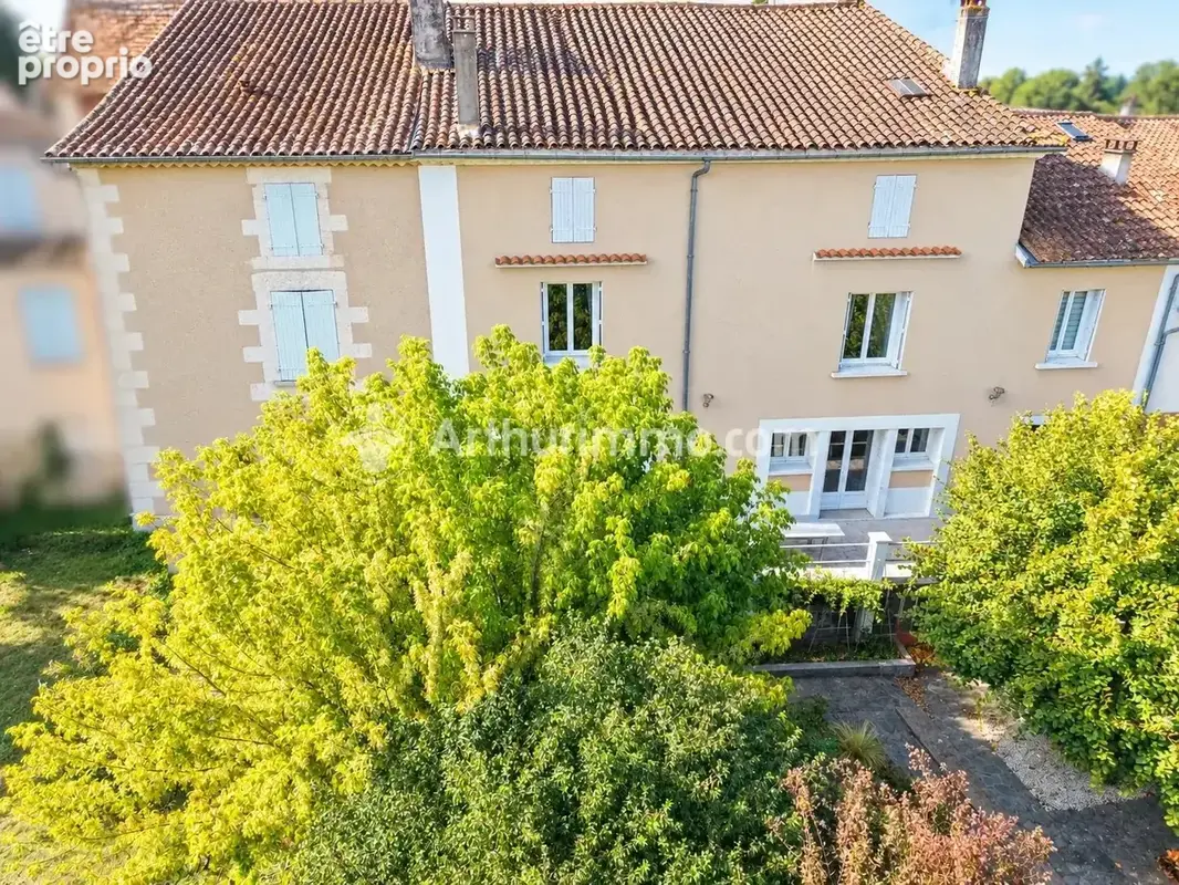 Maison de bourg 200 m², 6 pièces, 4 chambres - photo 2