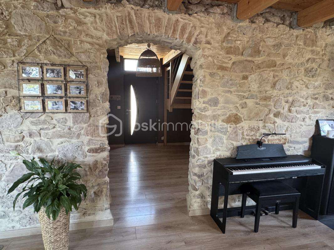 Coup de cœur ** maison en pierre rénovée ** environ 3 225 m² de terrain ** piscine ** sans vis-à-vis ** beau potentiel ** - photo 8