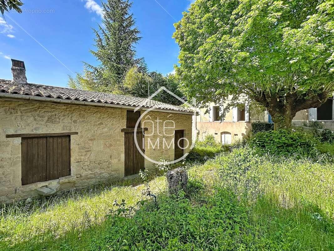 Saint-Philippe-d'Aiguille : Maison de charme à rénover - photo 21