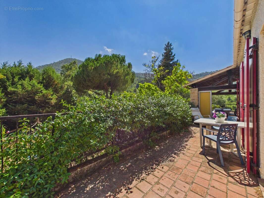 Propriété familiale composée de 2 logements – Terrain – Piscine – Tourrette-Levens - photo 7
