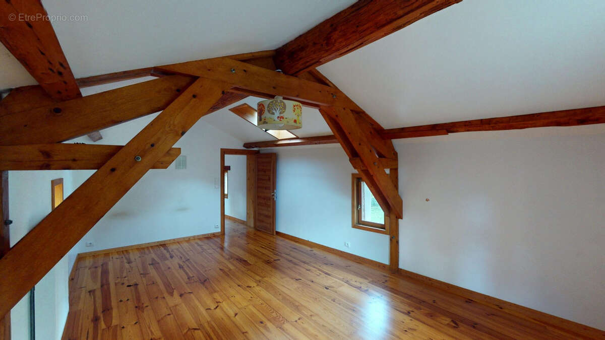 Maison à LE CHAMBON-FEUGEROLLES