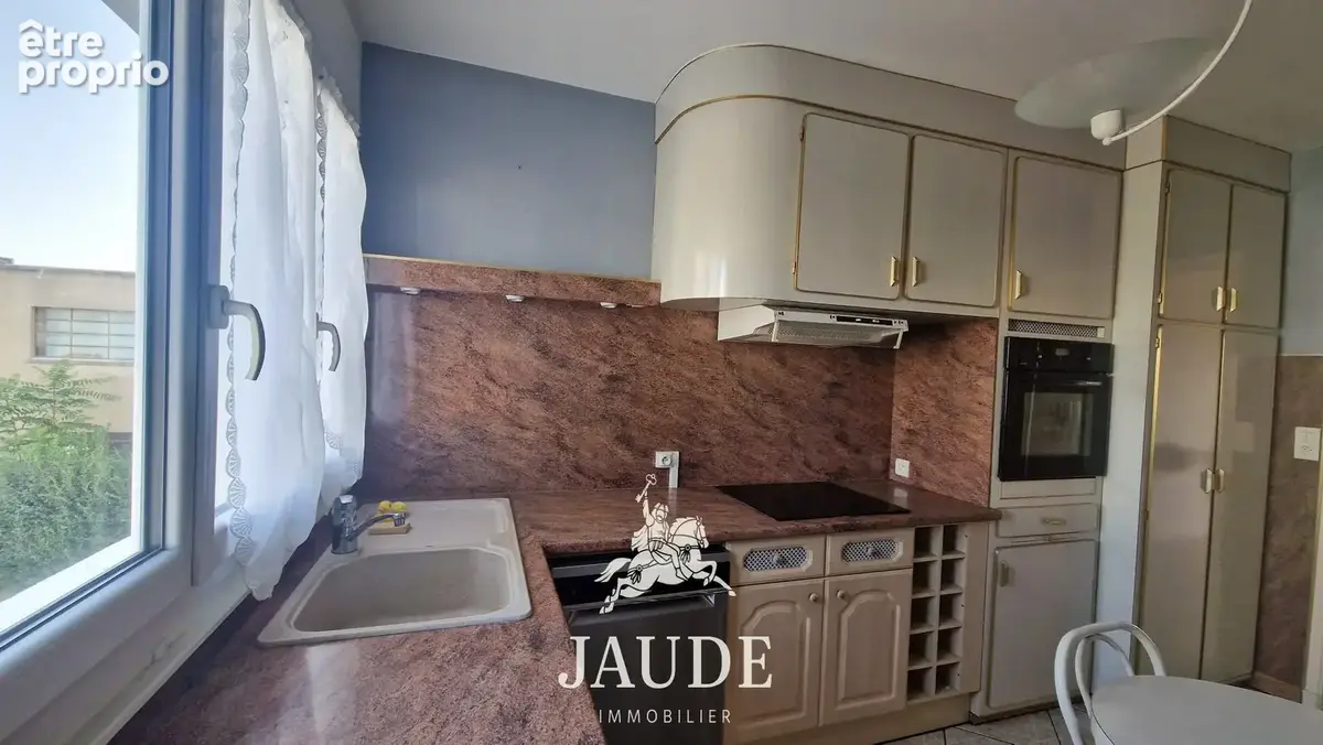 Issoire spacieux appartement t4 de 101 m2 à rafraîchir avec balcon,cave et vue sur l’abbatiale - photo 15