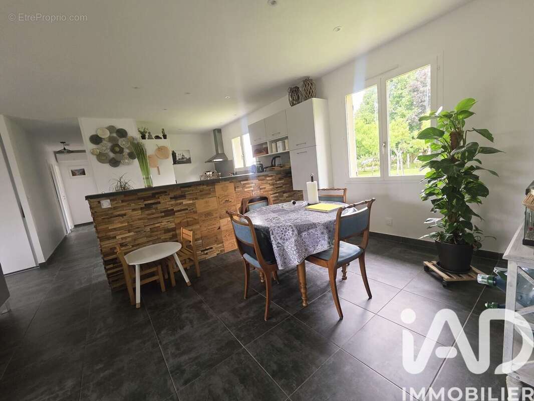 Maison 112 m² à Saint-Seurin-De-Cadourne  - photo 8