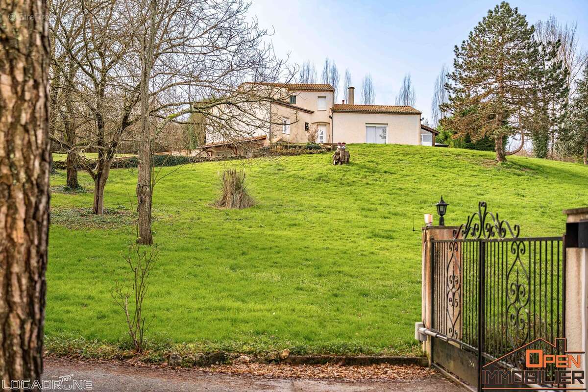 Appartement à ALLEZ-ET-CAZENEUVE