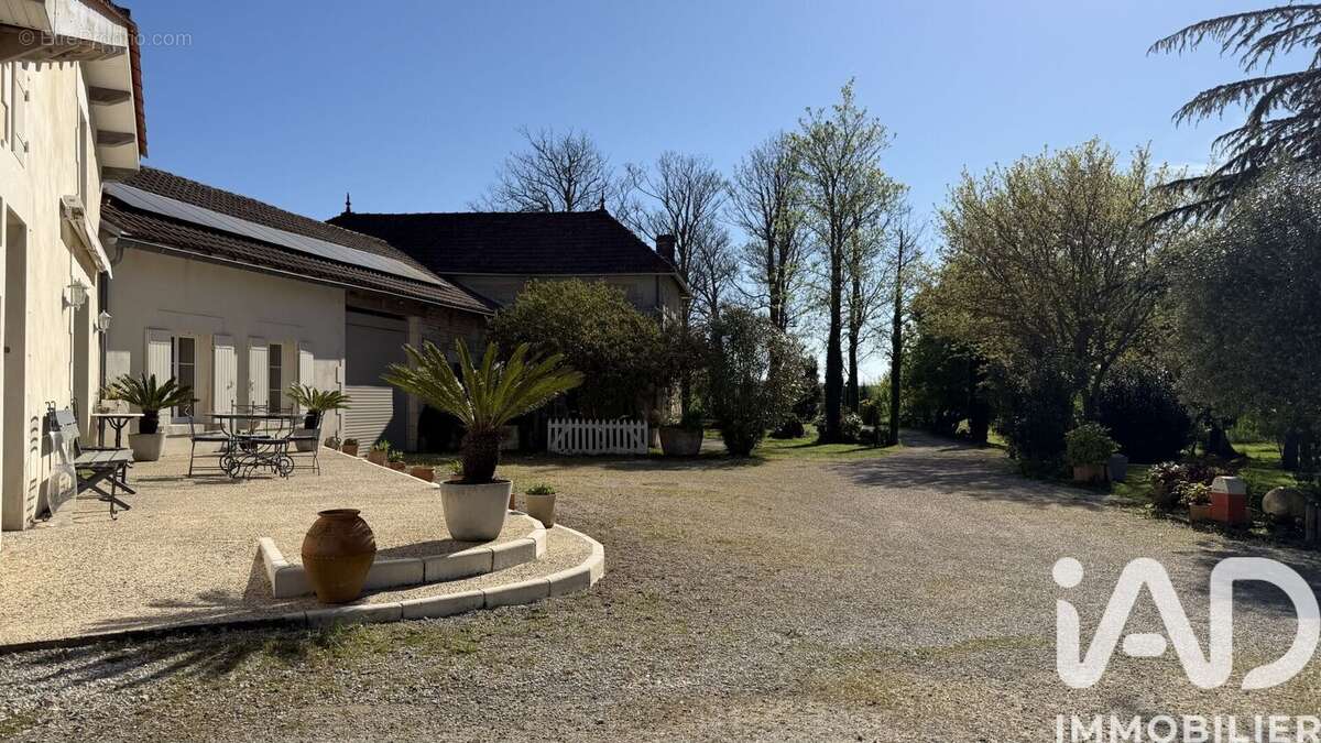 Photo 2 - Maison à FONTAINES-D'OZILLAC