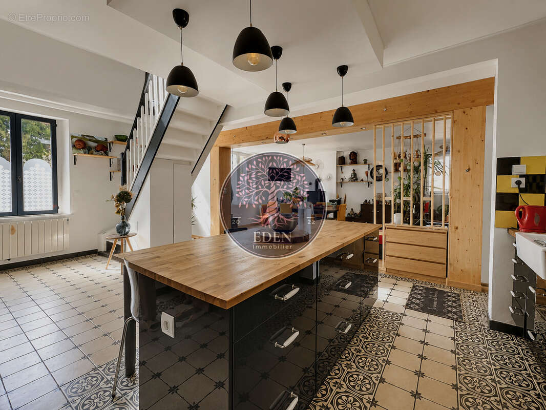Maison 6 pièces 4 chambres avec dépendances - photo 4