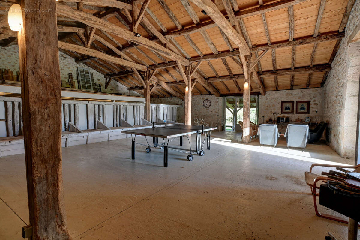 Superbe propriété rurale avec maison en pierre, grange aménagée, piscine et plus de 4 ha - photo 9