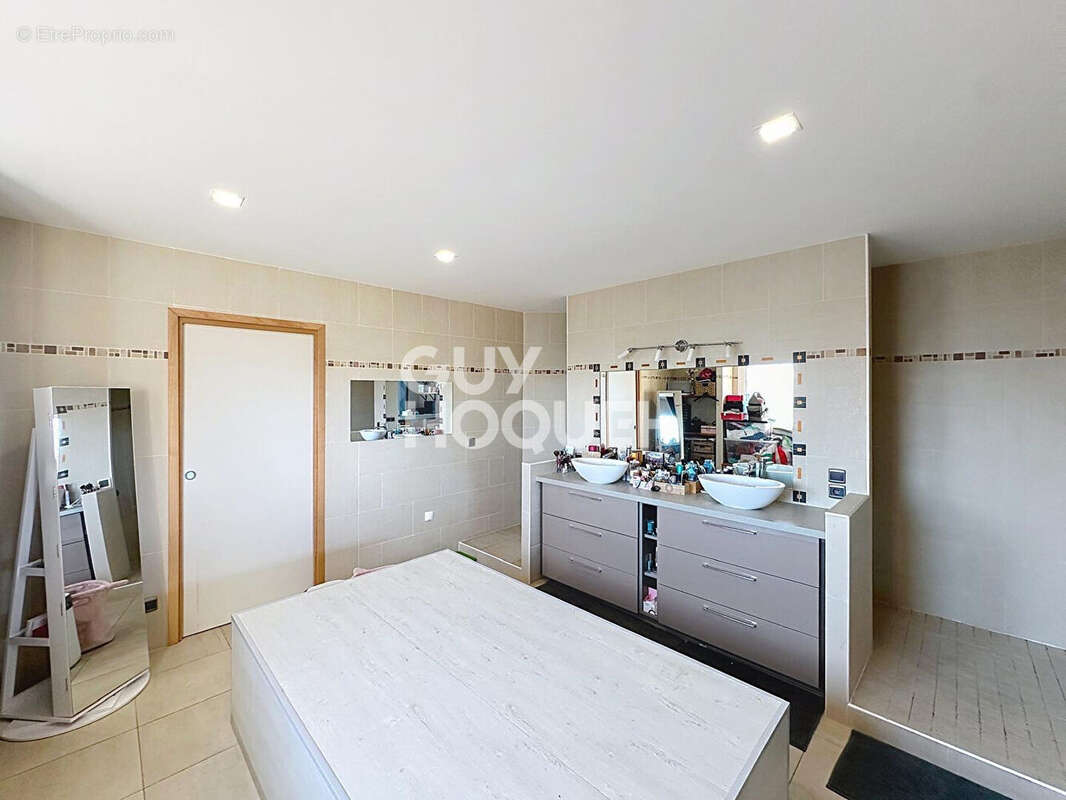 Maison à SAINT-LAURENT-DE-LA-SALANQUE