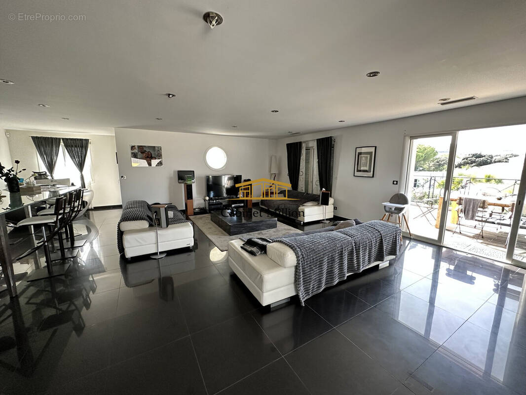 Appartement à VIC-LA-GARDIOLE