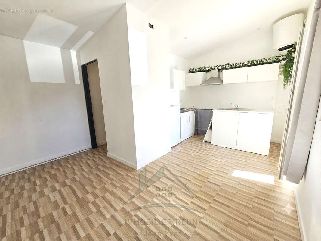 Villa de 131 m2 de plain-pied… Piscine… Dépendance… Sans vis-à-vis… Confort moderne… - photo 15