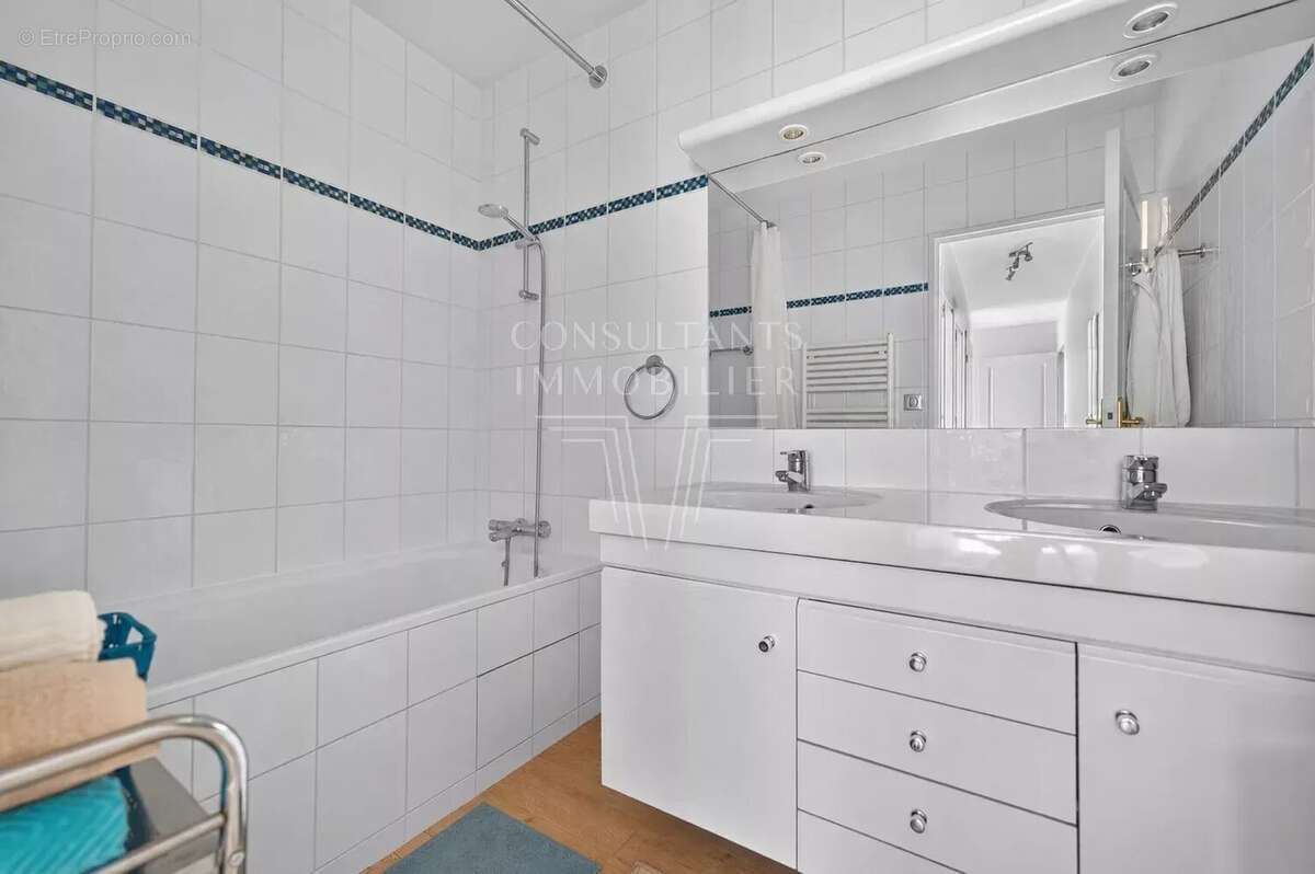Appartement à COURBEVOIE