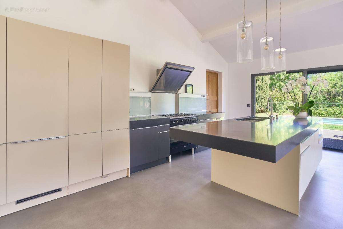 Maison à LE PUY-SAINTE-REPARADE