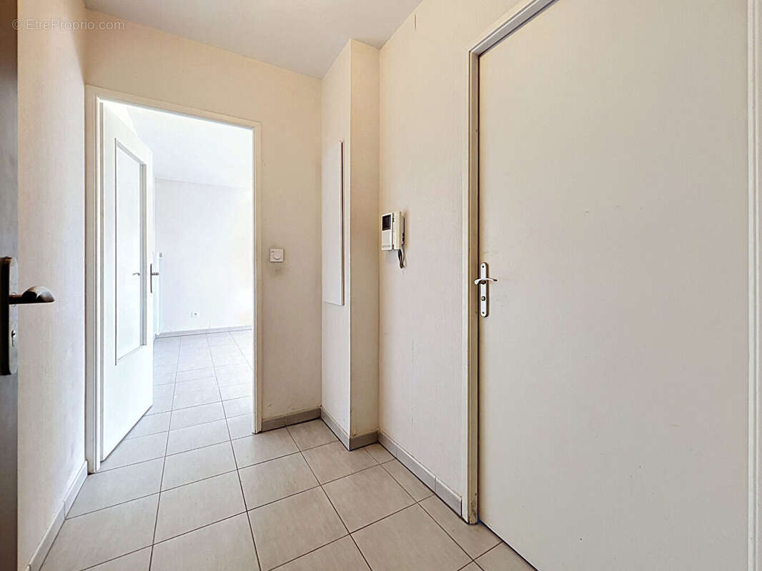 Dernier étage avec grande terrasse - Studio lumineux de 26,40 m² - Marseille 10e - photo 8