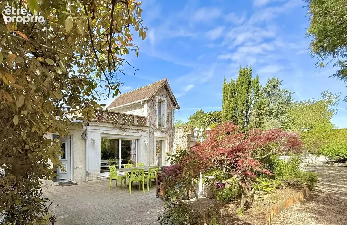 BRUNOY – Quartier des Deux Vallées – Élégante demeure de caractère avec piscine sur terrain arboré de 1.355m² - photo 3