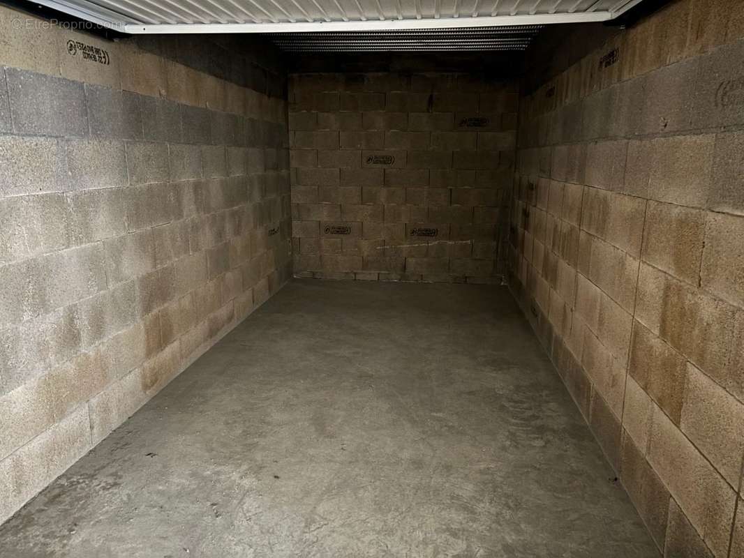 Parking à MILLY-LA-FORET