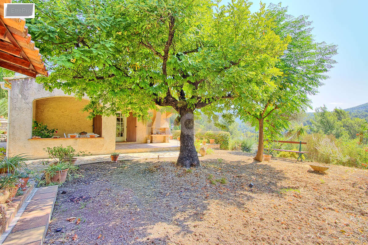 Le Revest les Eaux, grande maison de 160m2 sur 2211m2 de terrain - photo 6