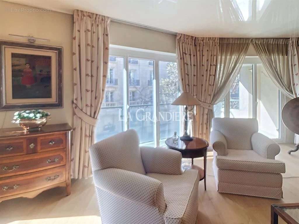 Appartement à PARIS-16E