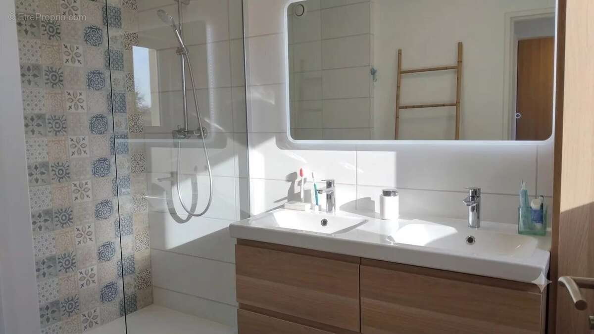 T3/t4 traversant de 87 m²  allée des pins– vue panoramique mer et collines – grand balcon – cave - photo 12