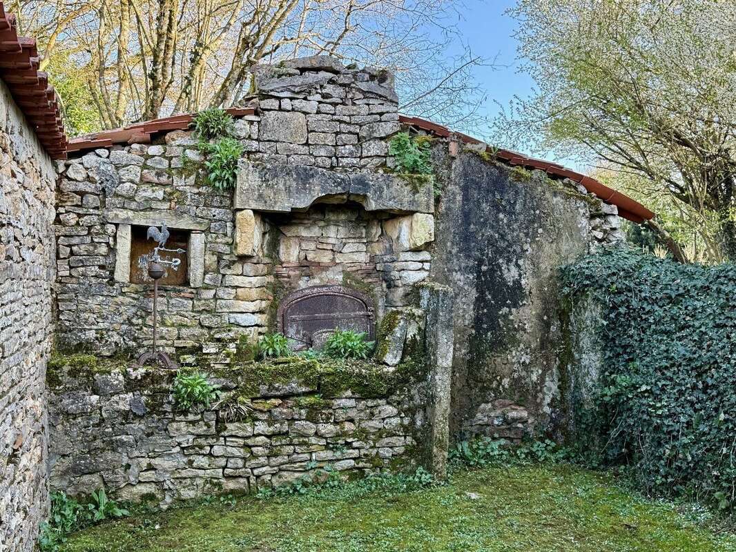 Maison à CLUSSAIS-LA-POMMERAIE
