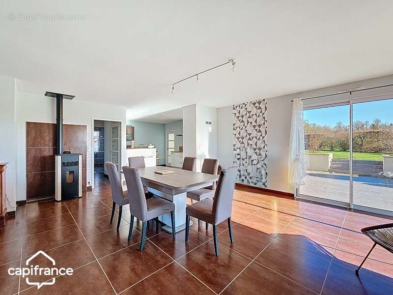 Maison de plain-pied 121 m² – 3 chambres – 3 garages (87m²) – terrain clos 1 454 m² – Boussais (79) proche Airvault - photo 2