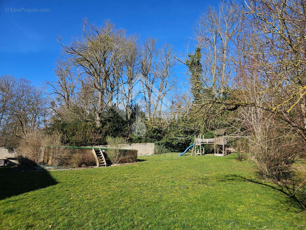 Maison à MONTAIGU-LE-BLIN