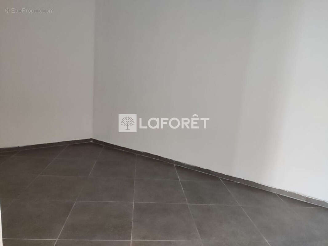 Local commercial Caudebec Les Elbeuf 65 m2 loué - photo 4