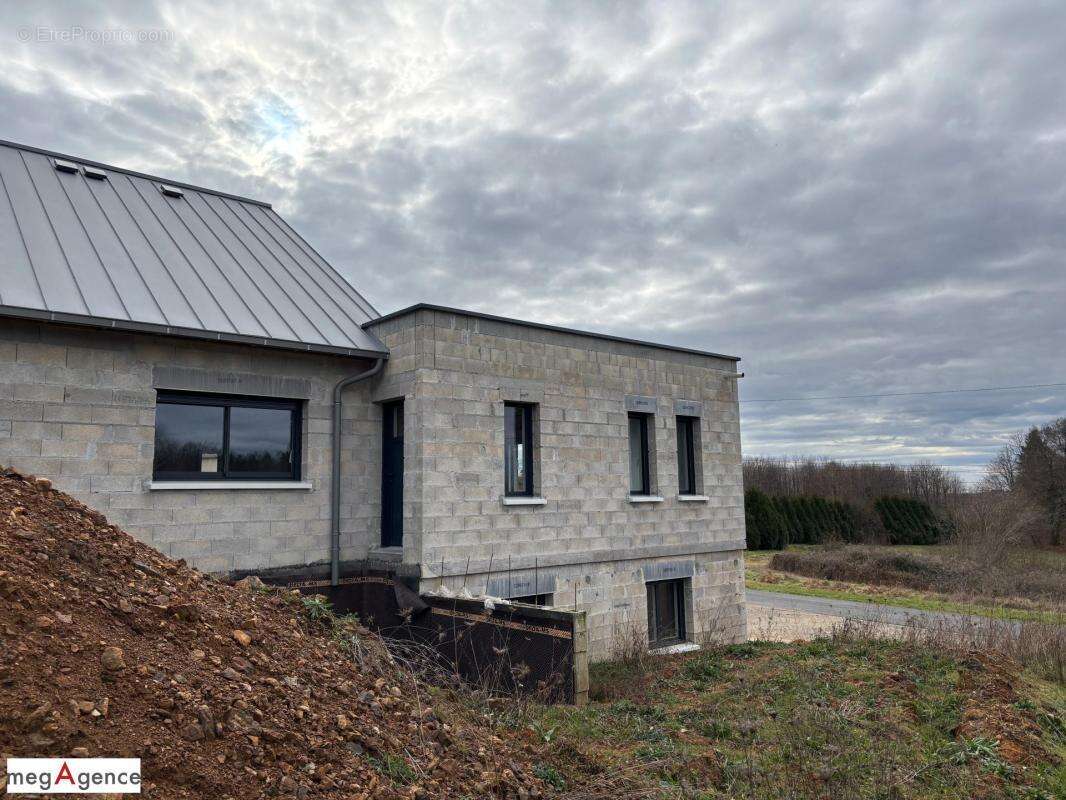 Maison à SAINT-GERMAIN-LES-VERGNES