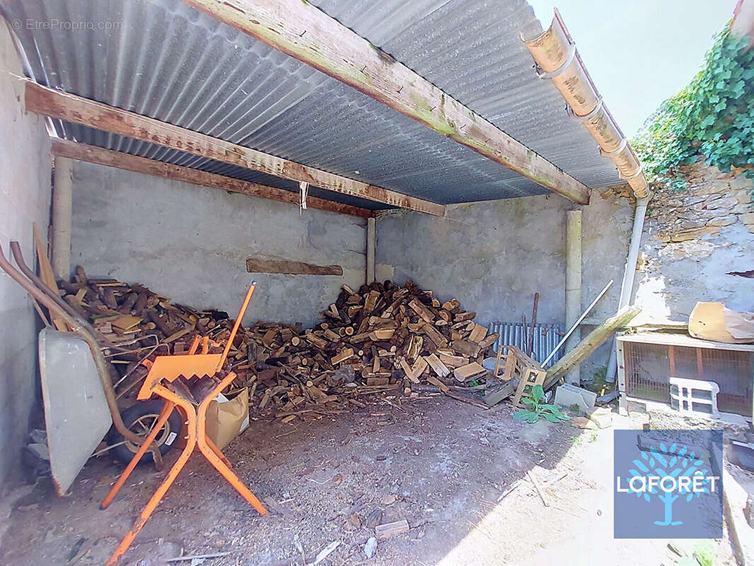 Maison de campagne avec beau potentiel, terrain clos et dépendances - photo 13