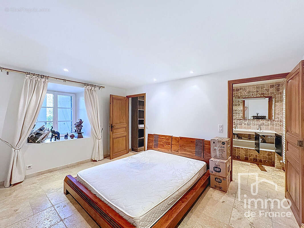 Maison à CHEZERY-FORENS