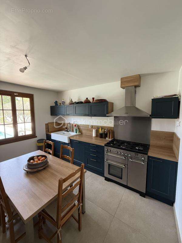 Propriété d'Exception - Quartier Résidentiel de PÉLISSANNE (DEPT13) - Villa Type 8 - 170 m2 - Terrain Arboré,Sécurisé - 1500M2 - - photo 9