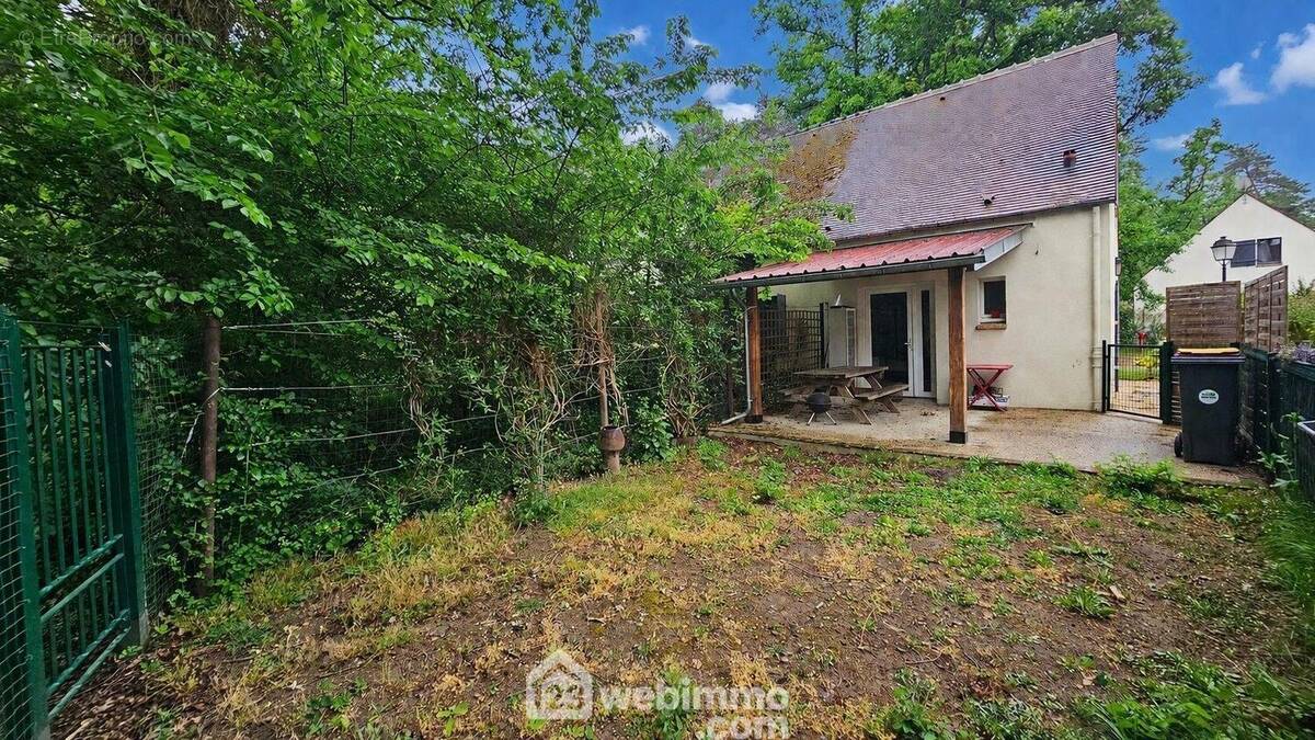 La maison vue du jardin. - Maison à ARBONNE-LA-FORET