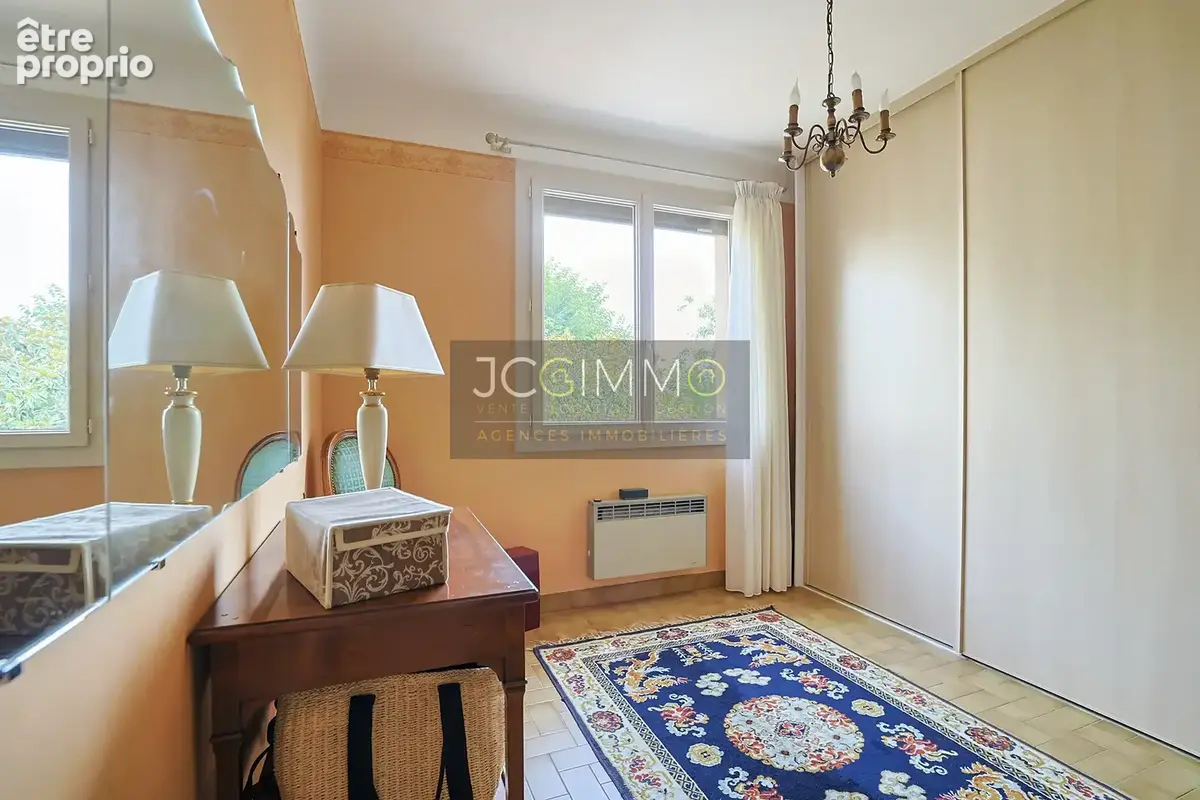 Villa de 318m2 avec deux logements indépendants et fort potentiel ! - photo 20