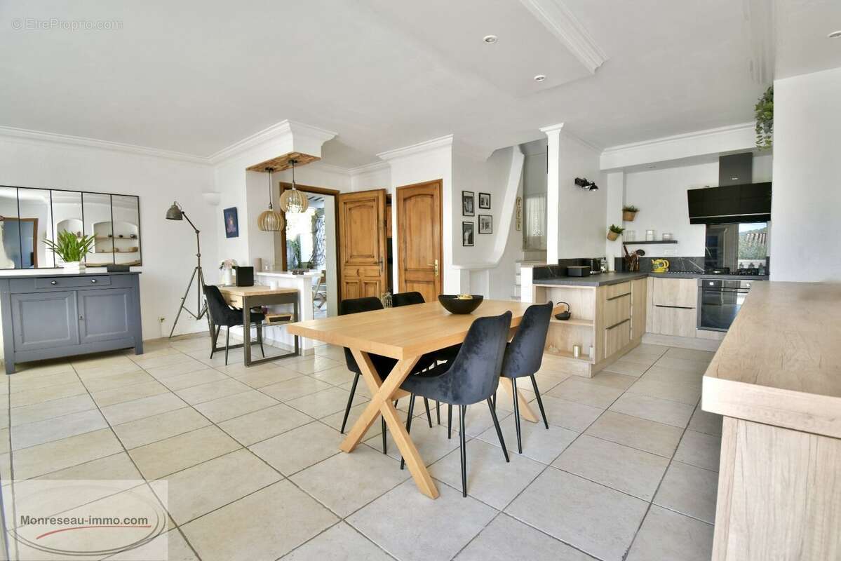 Maison à LA ROQUETTE-SUR-SIAGNE