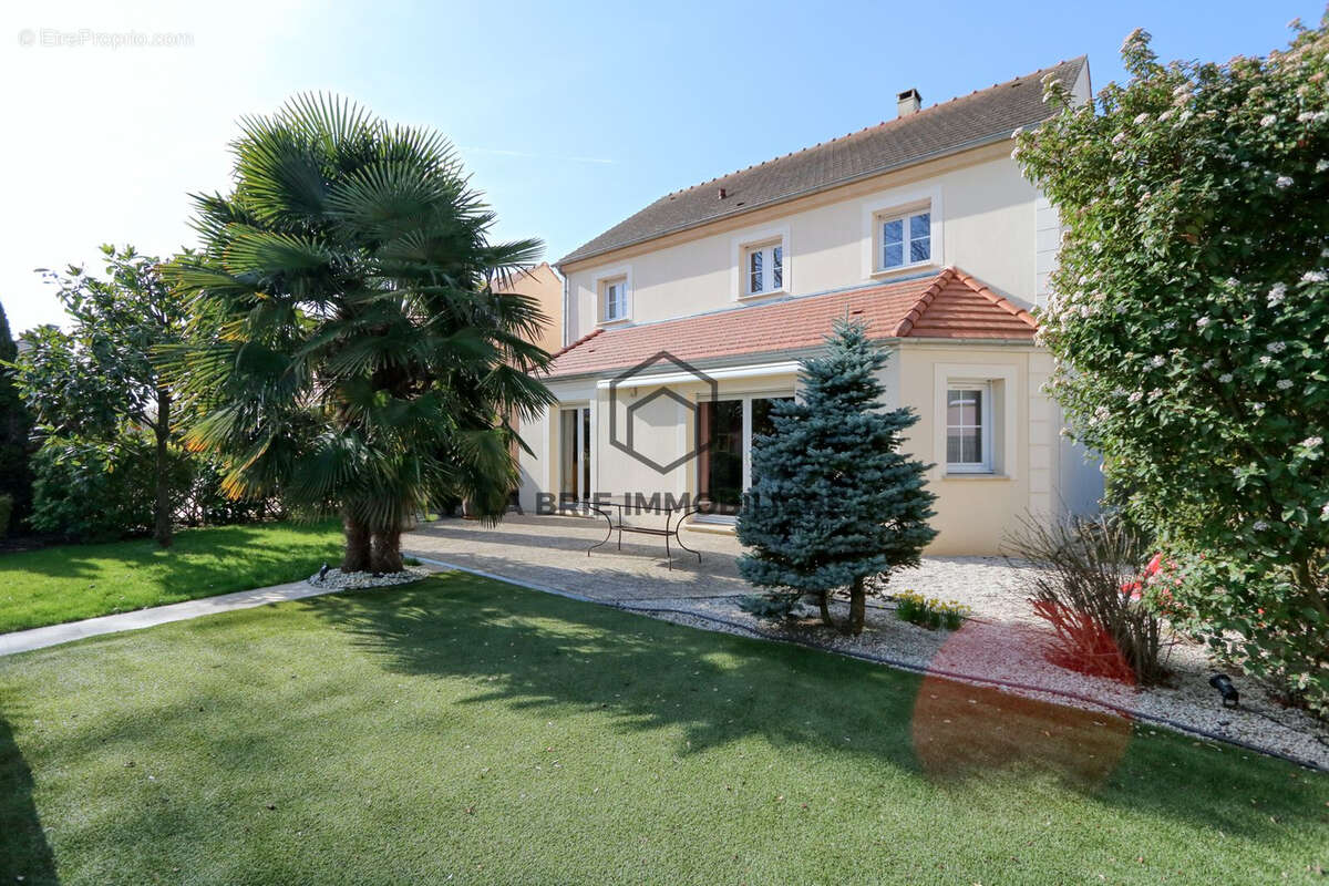 Maison à MANDRES-LES-ROSES